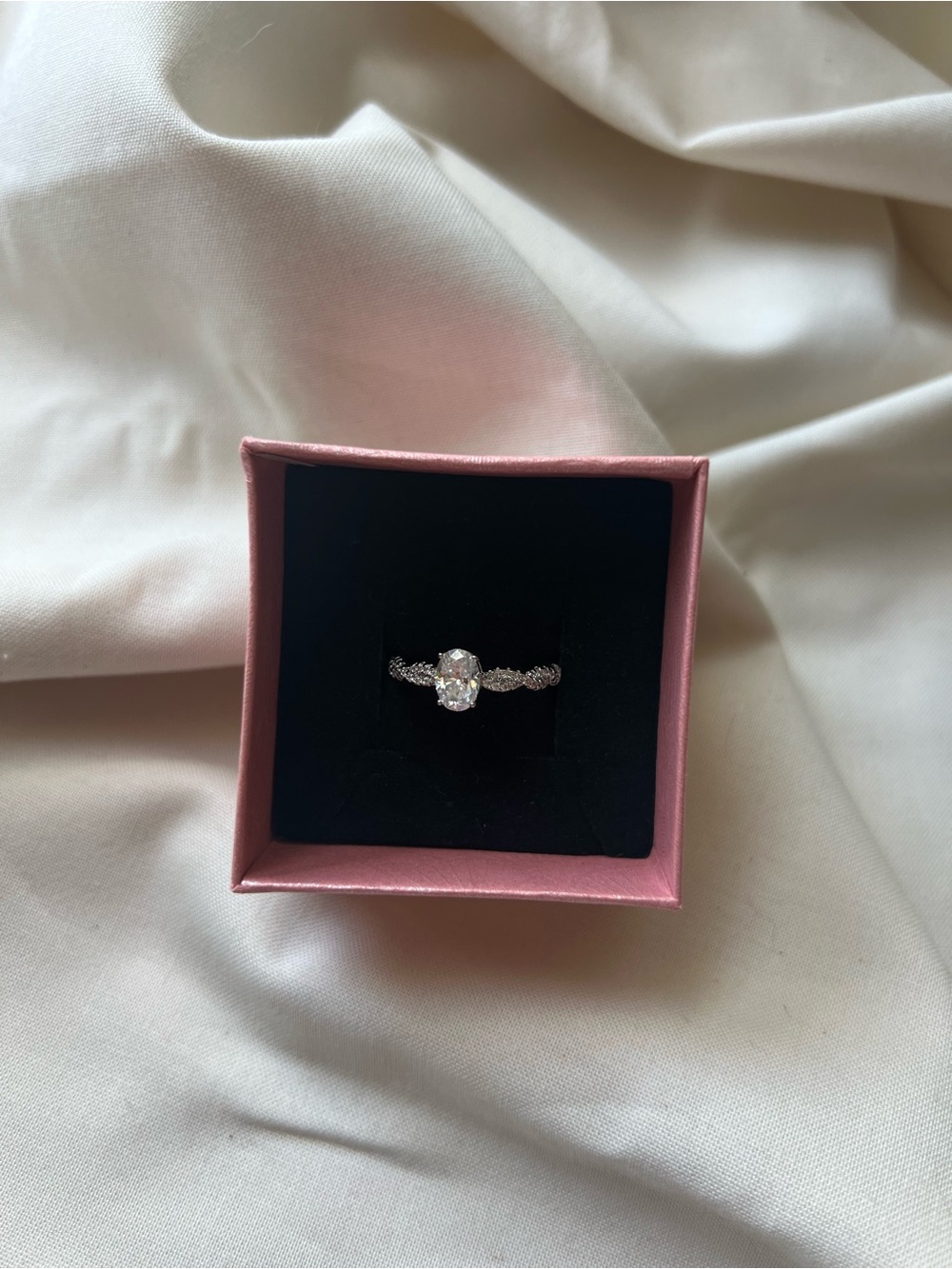 Oval diamond ring
